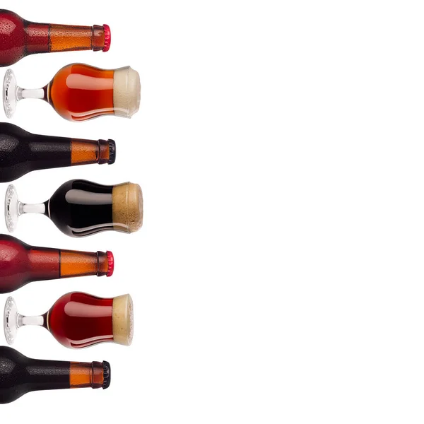 Modello Bordo Arte Decorativa Birra Bottiglie Bicchieri Vino Con Schiuma — Foto Stock