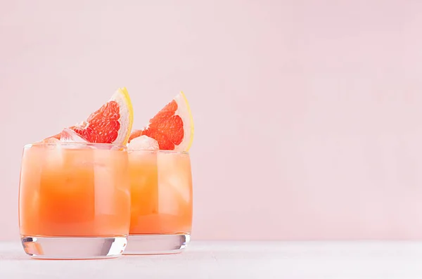 Rosa Cocktail Med Kuber Juice Och Skivor Grapefrukt Vit Trä — Stockfoto