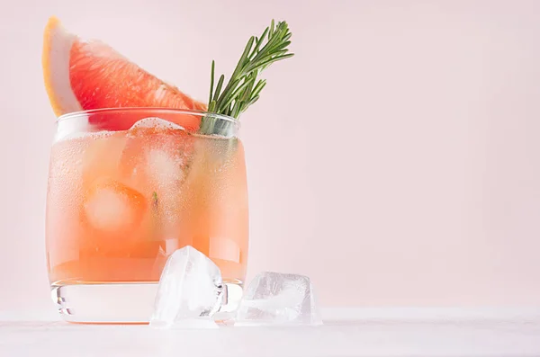 Sommer Frische Hausgemachte Grapefruit Limonade Mit Eiswürfeln Und Rosmarin Auf — Stockfoto
