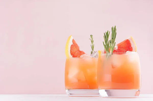 Kalte Limonade Aus Frischem Grapefruitsaft Alkohol Und Eiswürfeln Dekoriert Scheibe — Stockfoto