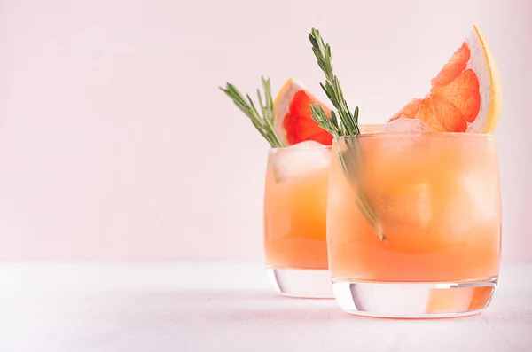 Två Elegans Kall Våt Dricksglas Med Färsk Grapefrukt Sommar Cocktail — Stockfoto