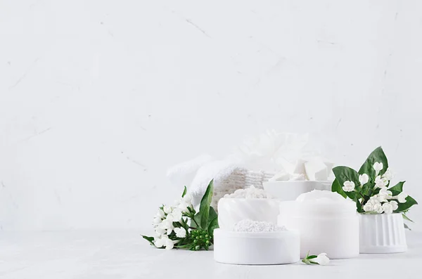 Friss Fehér Természetes Esküvői Kozmetika Fehér Tejszín Agyag Törölköző Fürdőszobai — Stock Fotó