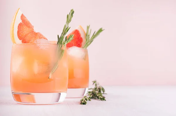 Kalter Detox Cocktail Aus Grapefruitsaft Mit Eis Rosmarin Zitrusscheiben Auf — Stockfoto