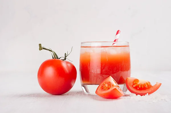 Roter Tomatencocktail Vernebelten Glas Mit Saftigen Scheiben Geschnittenen Tomaten Stroh — Stockfoto