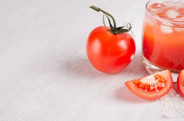Roter Tomatencocktail Vernebelten Glas Mit Saftigen Scheiben Geschnittenen Tomaten Stroh — Stockfoto