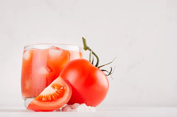 Frisches Kaltes Rotes Tomatengetränk Und Fleischige Tomate Mit Stück Salz — Stockfoto