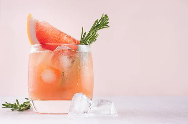 Kalter Grapefruitalkoholcocktail Vernebelten Glas Mit Rosmarin Und Grapefruitscheiben Nahaufnahme Auf — Stockfoto