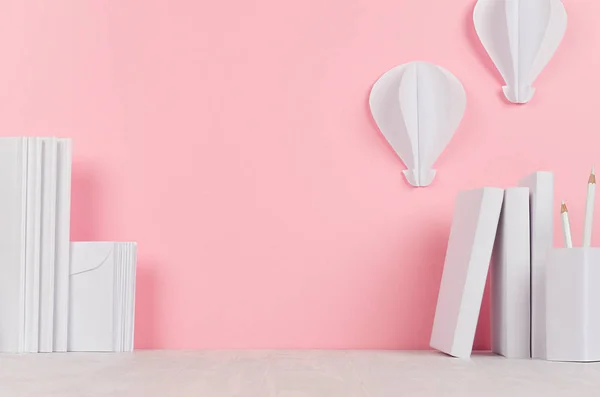 Lugar Trabajo Estilo Moderno Papelería Blanca Globos Papel Decorativos Sobre — Foto de Stock