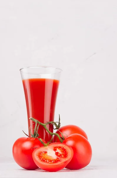 Frisches Rotes Tomatengetränk Und Fleischige Tomaten Mit Saftigen Stücken Auf — Stockfoto