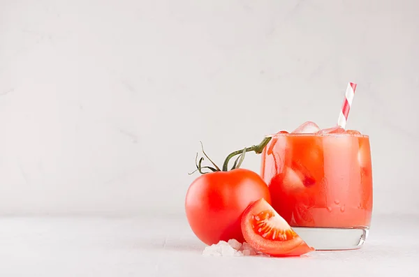Tomatenalkoholgetränk Glas Mit Eiswürfeln Tomate Stroh Salz Und Saftigen Scheiben — Stockfoto