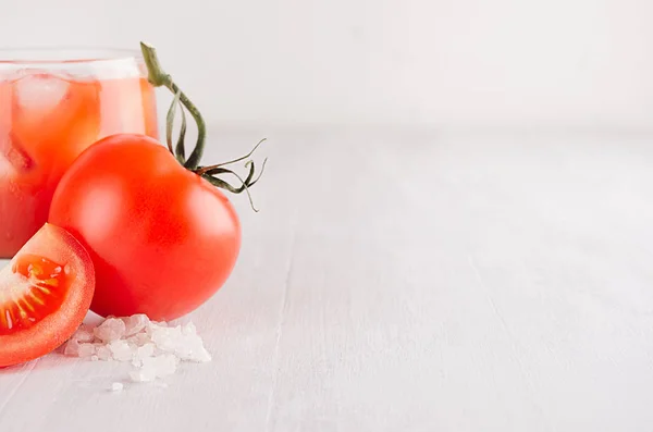 Gesundes Getränk Kalter Frischer Gemüsetomatensaft Stroh Salz Eis Und Rote — Stockfoto