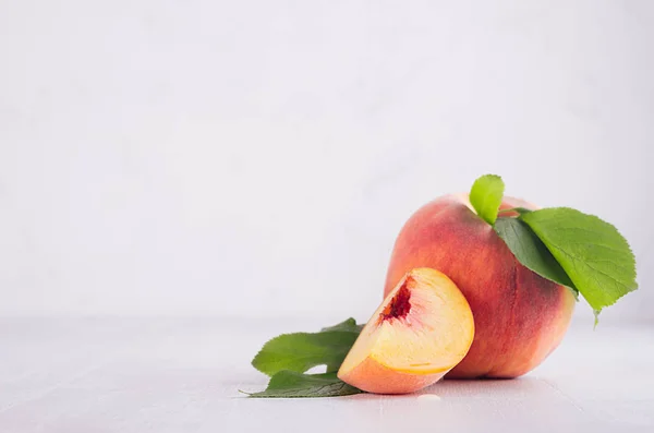 Peach Matang Segar Dengan Sepotong Juicy Dan Daun Hijau Papan — Stok Foto