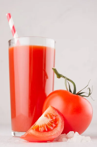 Gesundes Getränk Frischer Gemüsetomatensaft Stroh Salz Und Rote Tomaten Auf — Stockfoto