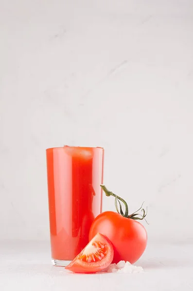 Gesundes Getränk Frischer Gemüsetomatensaft Stroh Salz Und Rote Tomaten Auf — Stockfoto