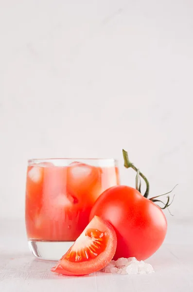 Tomatenalkoholgetränk Glas Mit Eiswürfeln Tomate Salz Und Saftigen Scheiben Auf — Stockfoto