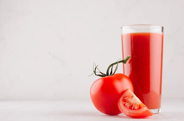 Suco Tomate Vidro Com Tomate Fatia Suculenta Mesa Madeira Branca — Fotografia de Stock