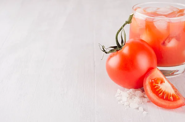 Gesundes Getränk Kalter Frischer Gemüsetomatensaft Stroh Salz Eis Und Rote — Stockfoto