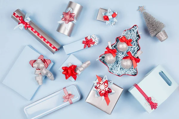Eleganz Weihnachten Silber Metallic Und Blaues Papier Geschenkboxen Mit Roten — Stockfoto
