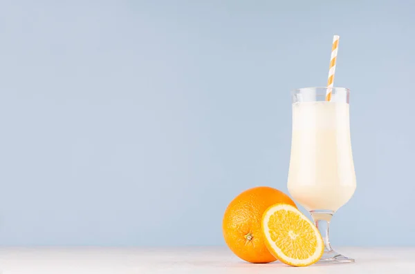 Spring Fresh Orange Milkshake Juicy Slices Oranges Striped Straws Soft — Stock Photo, Image