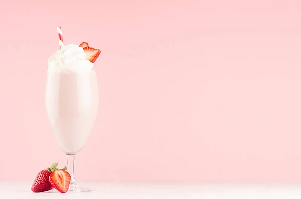 粉红奶昔与草莓 甜奶油 秸秆在现代时尚的粉红色内饰上的白色木桌 复制空间 — 图库照片