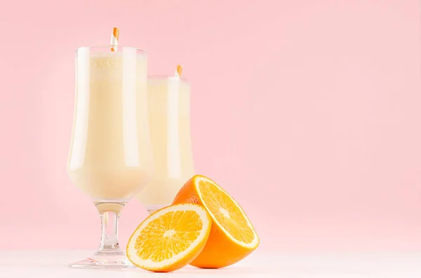 Laranjas Frescas Milkshake Vidro Gracioso Com Pedaços Citrinos Suculentos Palhas — Fotografia de Stock