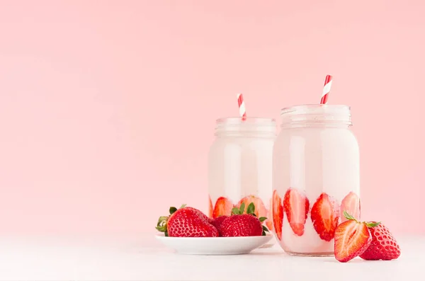 Light Dairy Strawberry Drinks Trendy Jars Ripe Pieces Berries Saucer — Stock Photo, Image