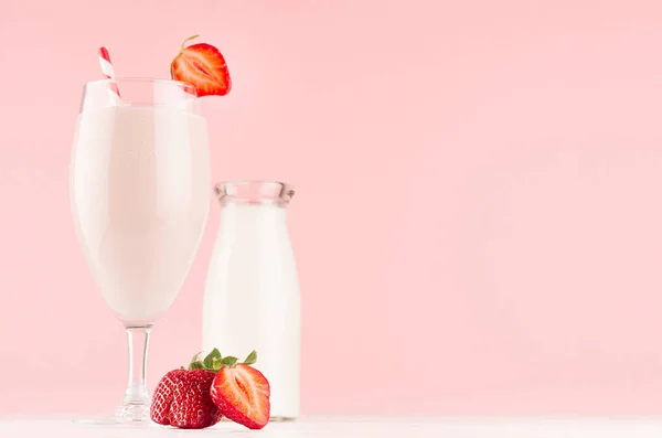 Bahar Taze Pembe Milkshake Çilek Ile Pişirme Bootle Süt Çırpılmış — Stok fotoğraf