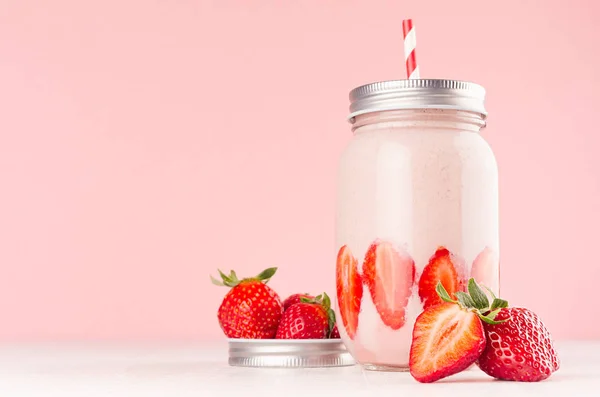 Taze Soğuk Milkshake Hipster Kavanoza Olgun Meyveleri Kesip Saman Gümüş — Stok fotoğraf