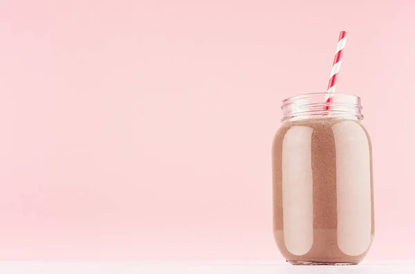 Kavanoz Içinde Taze Çikolatalı Milkshake Nazik Zarif Yumuşak Pembe Kopya — Stok fotoğraf