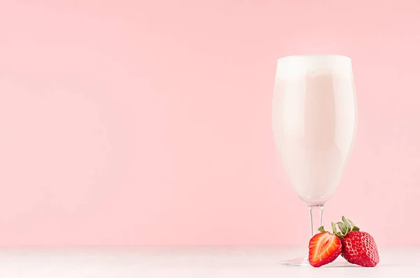 甜草莓奶昔在精致的葡萄杯装饰切片浆果在浅色粉红色的背景 — 图库照片