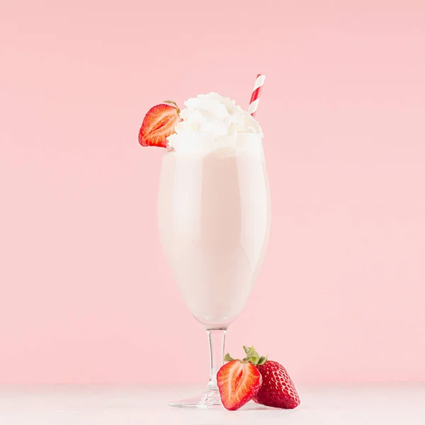 成熟草莓的甜奶酸奶 奶油和稻草 在柔和的浅粉色背景上切多汁的浆果 — 图库照片
