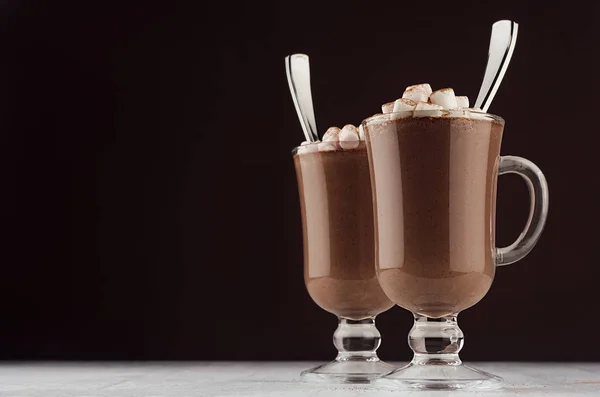 Élégance Chocolat Chaud Dans Deux Verres Café Irlandais Classiques Avec — Photo