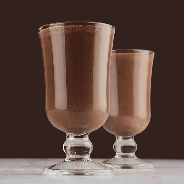Bebida Caliente Invierno Cacao Dos Elegantes Vidrios Pared Marrón Oscuro — Foto de Stock