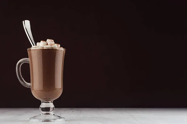 Chocolat Chaud Élégant Verre Café Irlandais Classique Avec Guimauves Cuillère — Photo