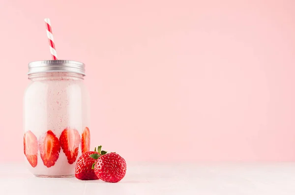 Yaz Parlak Meyve Kavanoza Taze Çilekli Milkshake Gümüş Kap Kırmızı — Stok fotoğraf