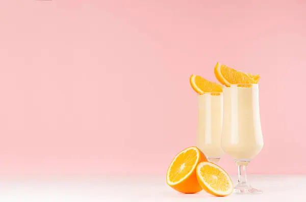 Cocktail Latte Fresco Estivo Arancia Con Succosi Pezzi Frutta Tavola — Foto Stock