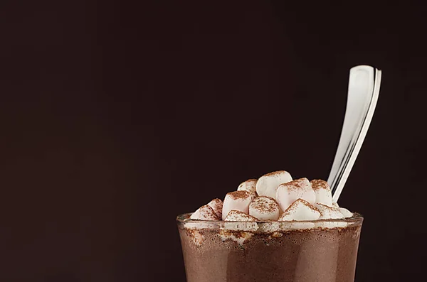 Boisson Café Gourmande Verre Avec Guimauves Cuillère Argentée Gros Plan — Photo