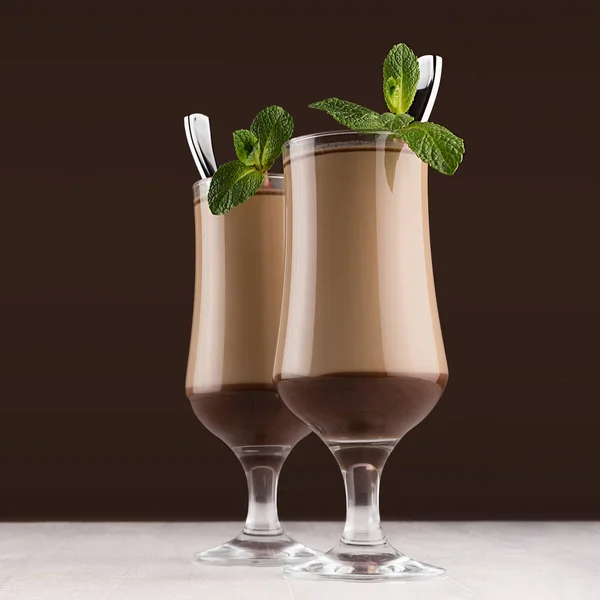 Elegante Postre Rayas Chocolate Vino Con Menta Verde Fresca Cuchara — Foto de Stock