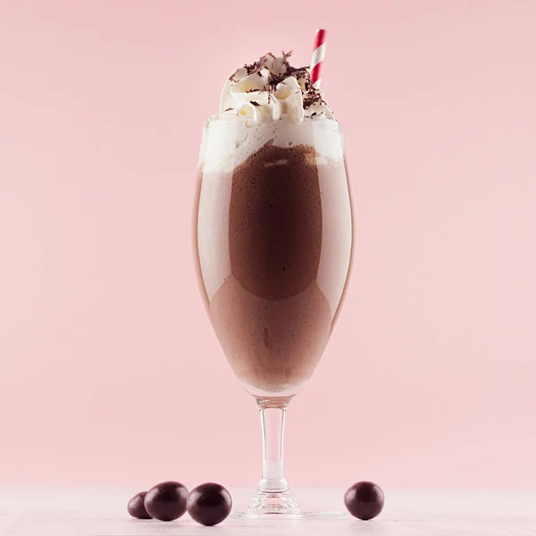 Milkshake Chocolat Avec Crème Fouettée Douce Paille Bonbons Dans Intérieur — Photo