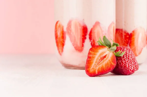 Dilim Olgun Berry Kapatmak Ile Kavanoz Çilek Milkshake Nazik Pastel — Stok fotoğraf