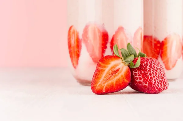 成熟的草莓片 特写镜头 细节和冰沙在复古罐子在轻的柔和柔和的粉红色墙壁和白色木桌 复制空间 — 图库照片