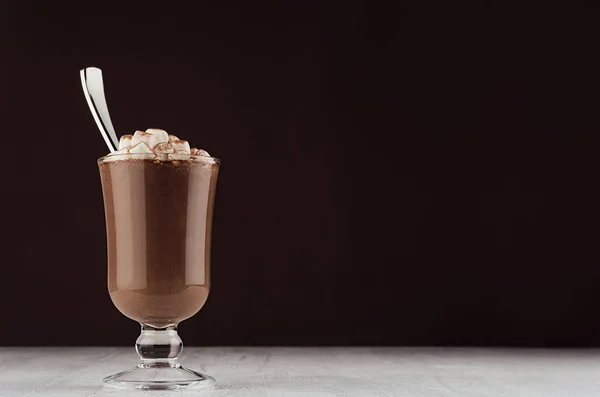 Postre Chocolate Lujo Taza Vidrio Con Malvaviscos Pequeños Cuchara Plata — Foto de Stock