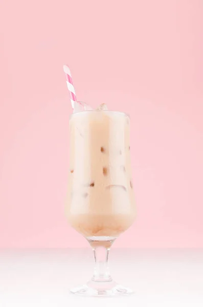 コーヒー アイスキューブ ストローが付いたフレッシュミルクカクテル ライトパステルピンクの壁とホワイトウッドボード — ストック写真