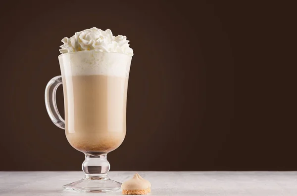 Heißes Kaffeegetränk Mit Schlagsahne Weinglas Mit Griff Und Keksen Dunkelbraunen — Stockfoto