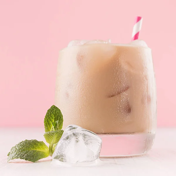 Baileys Rinfresco Cocktail Cremoso Vetro Nebulizzato Con Cubetti Ghiaccio Menta — Foto Stock