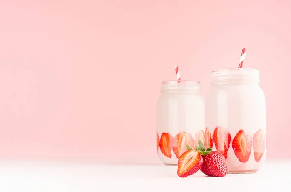 Yumuşak Pastel Pembe Arka Planda Beyaz Ahşap Masa Kopya Alanı — Stok fotoğraf