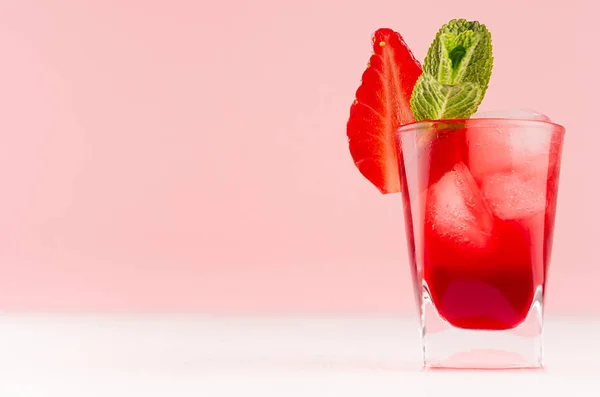 Cocktail Fruits Frais Froids Dans Élégant Verre Avec Glaçons Tranche — Photo