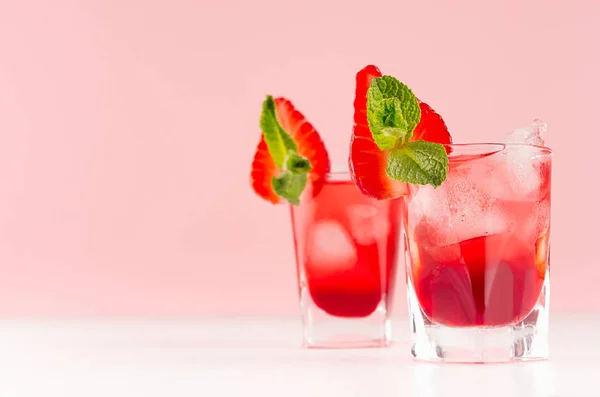 Rote Alkoholische Aufnahmen Von Süßem Fruchtlikör Mit Eiswürfeln Erdbeerscheibe Grüner — Stockfoto