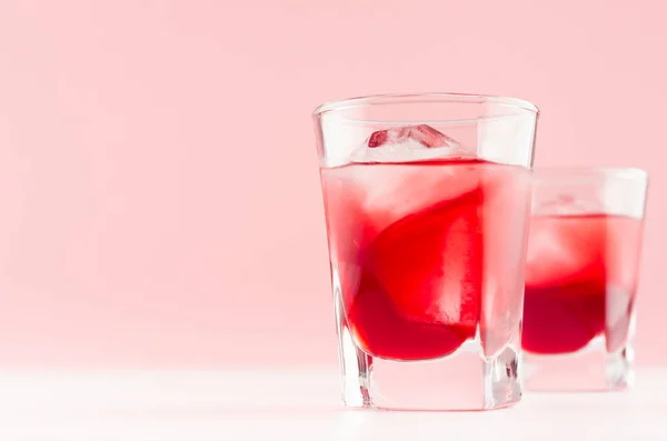 Cocktails Fruits Frais Rouges Froids Été Avec Glaçons Dans Élégant — Photo