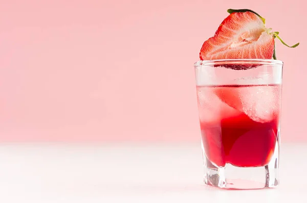 Exquise Liqueur Alcoolisée Rouge Froid Avec Glaçons Tranche Fraise Gros — Photo